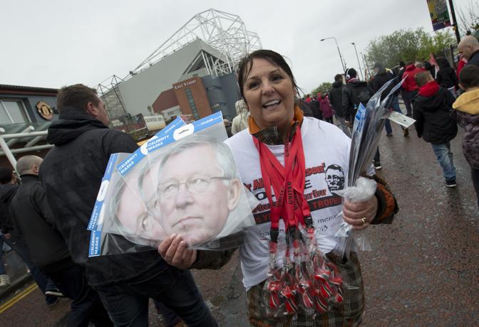 Maschere di Ferguson in vendita davanti a Old Trafford. Ap
